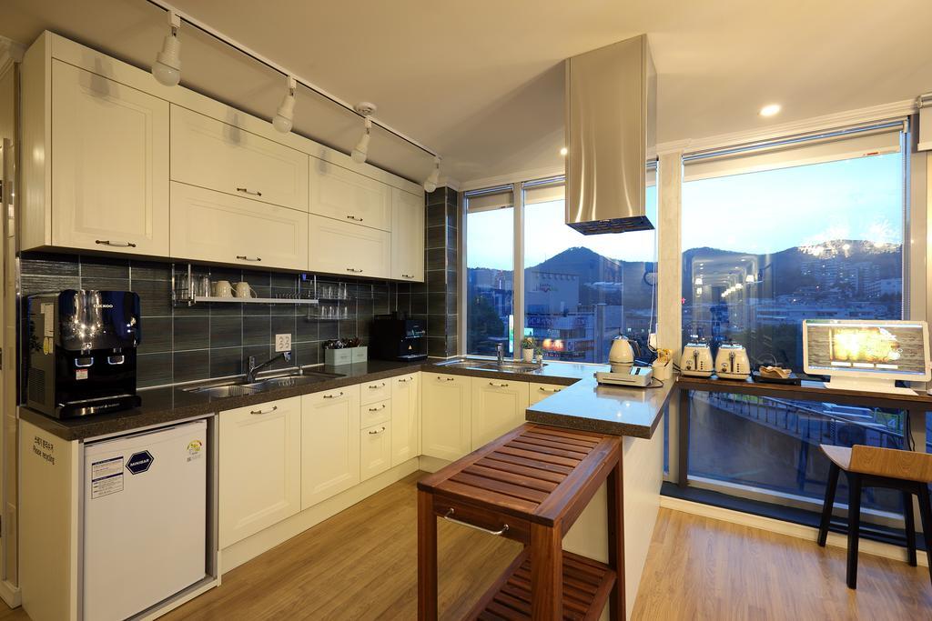 First Guesthouse Пусан Экстерьер фото