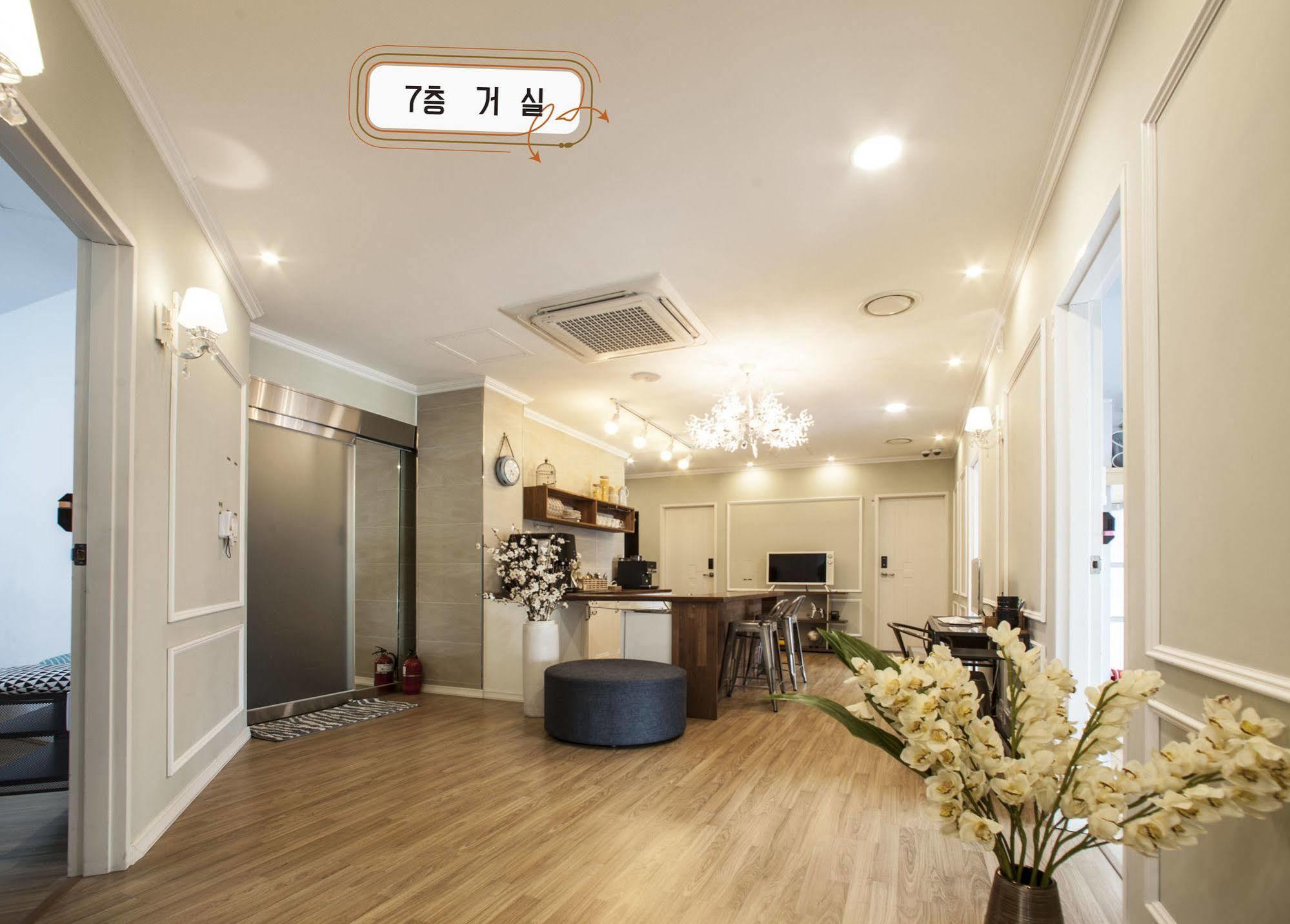 First Guesthouse Пусан Экстерьер фото